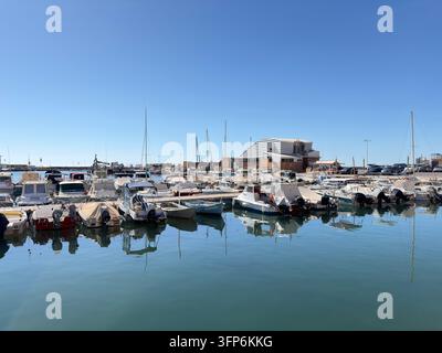 Le port de marina et les yachts amarrés dans le port d'El Campello, en Espagne, mettant en évidence l'infrastructure maritime côtière et les activités nautiques. Banque D'Images