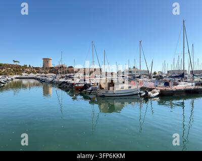 Le port de marina et les yachts amarrés dans le port d'El Campello, en Espagne, mettant en évidence l'infrastructure maritime côtière et les activités nautiques. Banque D'Images