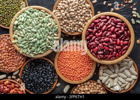 Légumineuses variées, tir à plat en hauteur. Beaucoup d'impulsions différentes, un assortiment. Nourriture à base de plantes, tiré d'en haut Banque D'Images