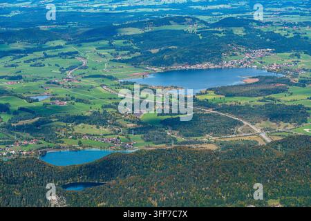 Une vue aérienne à couper le souffle capture la beauté sereine de Tannheimer Vallées charme automnal, avec des forêts luxuriantes, des lacs tranquilles et des sentiers sinueux Banque D'Images