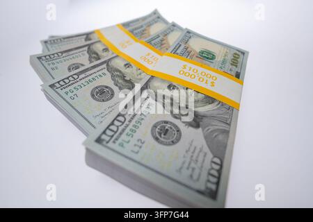 Argent en pile de dollars en studio. Argent en dollar américain. Argent en paquets de billets d'un dollar. Argent en billets de banque en dollars USD. Banque D'Images