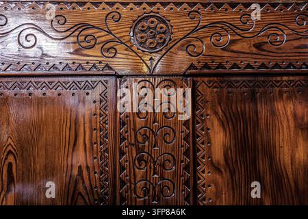 Bois sombre décoratif présentant des motifs enroulés finement sculptés à la main & des panneaux de finition géométriques, Hôtel de ville de Subotica, Subotica, Serbie Banque D'Images