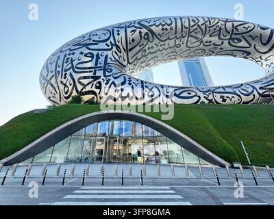 Dubaï, Émirats Arabes Unis - 28 octobre 2025. Vue imprenable sur le Musée du Futur, une attraction incontournable pour chaque visiteur de Dubaï Banque D'Images