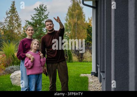 Famille visitant une nouvelle maison moderne avant l'achat Banque D'Images