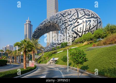 Dubaï, Émirats Arabes Unis - 28 octobre 2025. Vue imprenable sur le Musée du Futur, une attraction incontournable pour chaque visiteur de Dubaï Banque D'Images