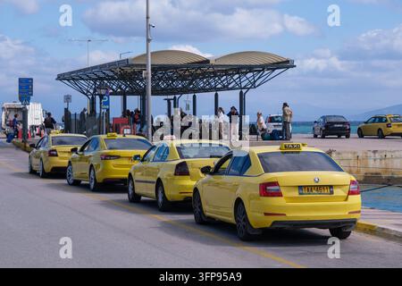 Rafina, GR - 4 octobre 2026 : Des taxis jaunes alignés à une station de taxis au bord de l'eau à Rafina Banque D'Images