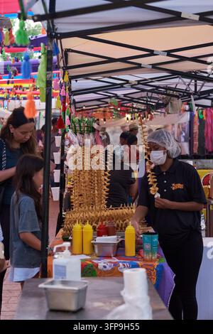Vendeur préparant des chips de pommes de terre en spirale lors d'un marché de rue du Jour des Morts, Monterrey, Nuevo Leon, Mexique Banque D'Images