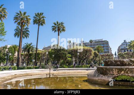 Fontaine ornementale inactive entourée de palmiers dans les jardins de la Piazza Umberto I, au centre de Bari, Pouilles, Italie Banque D'Images