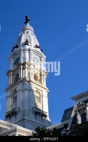 Philadelphie, États-Unis - 29 août 2026 : Prise de vue verticale en contre-plongée de la tour d'horloge détaillée, des colonnes classiques, des toits en mansarde et de William Penn Banque D'Images