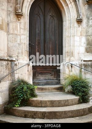 Porte en bois gothique de la cathédrale Petrov à Brno Banque D'Images