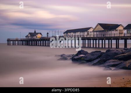 Exposition longue, Southwold Pier au coucher du soleil dans le Suffolk, Angleterre Banque D'Images