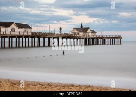 Exposition longue, Southwold Pier au coucher du soleil dans le Suffolk, Angleterre Banque D'Images