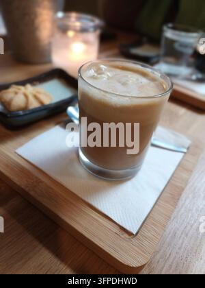 Affogato dans un verre avec un biscuit Banque D'Images