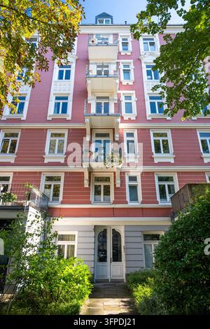Belle façade rose d'un immeuble d'appartements historique exquis à Hambourg Eppendorf, dans le nord de l'Allemagne Banque D'Images
