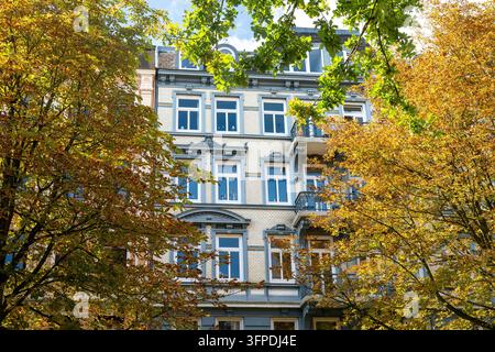 Belle façade carrelée d'un immeuble d'appartements historique exquis à Hambourg Eppendorf, dans le nord de l'Allemagne Banque D'Images