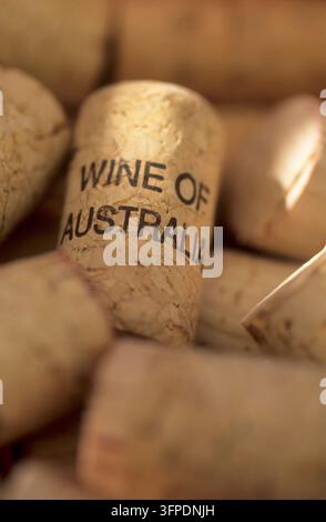 Une vue rapprochée de bouchons de bouteille en bois usagés, dont l'un est imprimé avec le texte "Vin d'Australie". Banque D'Images