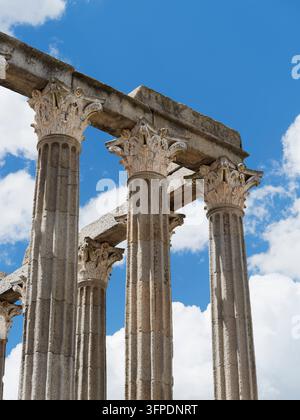 Détail rapproché du chapiteau corinthien et des colonnes en granit du temple romain de Diane à Évora, Portugal Banque D'Images