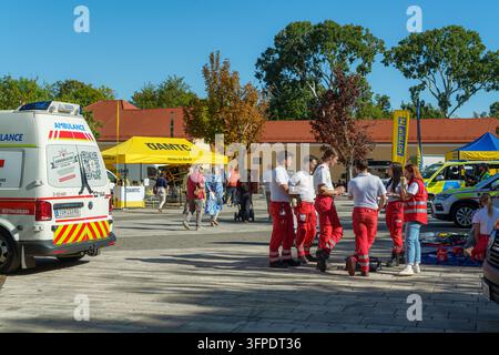 KOTTINGBRUNN, AUTRICHE - 3 OCTOBRE 2026 : Paramédics en discussion près d'une ambulance de la Croix-Rouge lors du festival Sicherheitstag Banque D'Images
