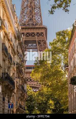 La Tour Eiffel vue depuis la Rue de l'Universite à Paris sous un ciel bleu Banque D'Images