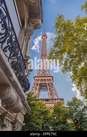 La Tour Eiffel vue depuis la Rue de l'Universite à Paris sous un ciel bleu Banque D'Images