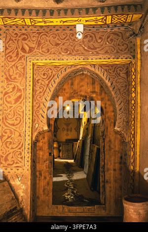 Maroc, porte peinte d'une vieille porte en bois dans une ancienne kasbah à Zagora Banque D'Images