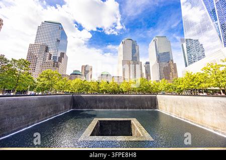 New York, États-Unis - 25 septembre 2026 : Vue grand angle de la piscine réfléchissante du mémorial national du 11 septembre avec ses cascades et les gratte-ciel de Brookfield Place Banque D'Images