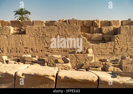 Bas-relief du temple de Karnak à Karnak près de Louxor, Égypte, Afrique Banque D'Images