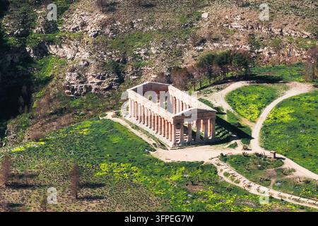 Vue aérienne d'un temple dorique grec antique à Segesta, Sicile, Italie Banque D'Images