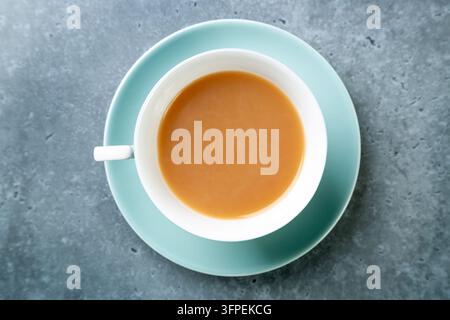 Une vue aérienne d'une tasse de thé dans une tasse en porcelaine posée sur une soucoupe Banque D'Images