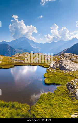 Vue aérienne du petit lac de Piani di Fora en été, Chiareggio, Valmalenco, Valtellina, Lombardie, Italie Banque D'Images