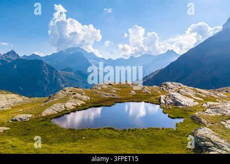Vue aérienne du petit lac de Piani di Fora en été, Chiareggio, Valmalenco, Valtellina, Lombardie, Italie Banque D'Images