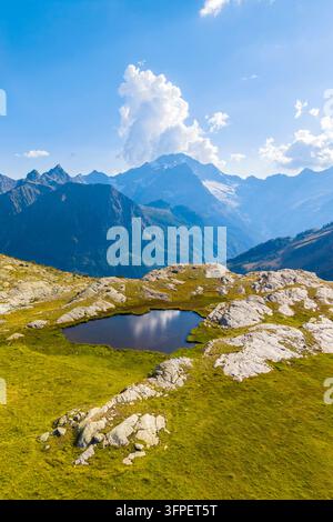 Vue aérienne du petit lac de Piani di Fora en été, Chiareggio, Valmalenco, Valtellina, Lombardie, Italie Banque D'Images