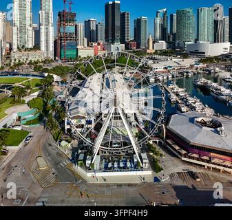 Vue aérienne de la grande roue Skyviews Miami au Bayside Marketplace avec la skyline du centre-ville de Miami, la marina et les gratte-ciel de Miami, en Floride Banque D'Images