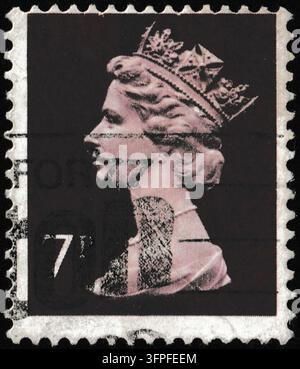 Timbre postal définitif britannique représentant le profil en silhouette de la reine Élisabeth II portant le diadème de diamant, émis en 1971. Banque D'Images