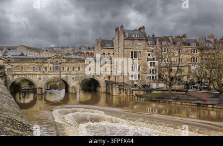 Pont Pulteney sur la rivière Avon à Bath dans le comté de North Somerset, Royaume-Uni Banque D'Images