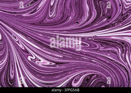 Fond d'art fluide abstrait avec des motifs tourbillonnants en violet profond, magenta et blanc Banque D'Images