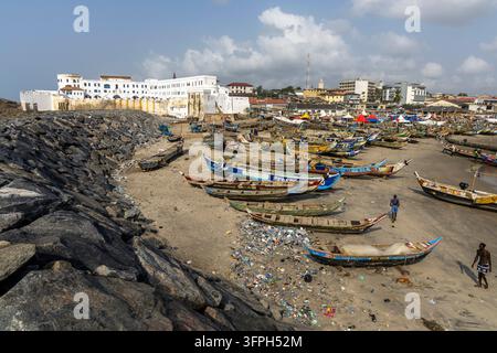 Vue élevée du château de Cape Coast surplombant des rangées de bateaux de pêche traditionnels sur la plage, région centrale, Cape Coast, Ghana Banque D'Images