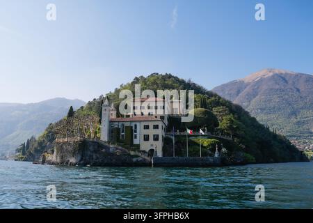 Lac de Côme, Italie - avril, 05, 2026 : le manoir historique Villa del Balbianello entouré d'arbres luxuriants et de montagnes Banque D'Images