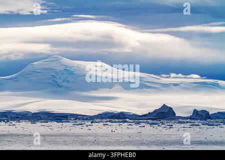 Montagnes enneigées dans le détroit de Crystal, au sud du cercle antarctique, Antarctique, océan Austral. Banque D'Images