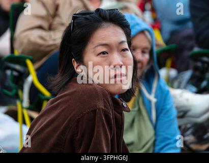 Femme asiatique écoutant au 69e Festival de Jazz de Monterey en 2026 Banque D'Images