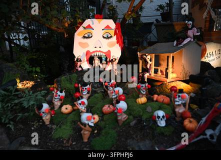 Washington, États-Unis. 7 octobre 2026. Décorations sur le thème d’Halloween à une maison du centre-ville de Washington, DC le 7 octobre 2026. Photo par Olivier Douliery/ABACAPRESS.COM Crédit : Abaca Press/Alamy Live News Banque D'Images