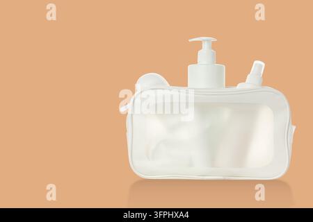 Cosmétiques. Sac de toilette transparent avec des cosmétiques et des articles de toilette organisés sur fond beige. Sac à cosmétiques Banque D'Images