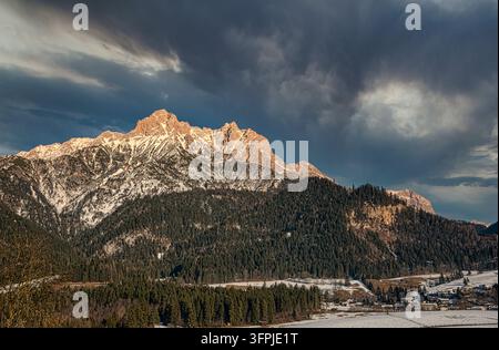 Nuages d'orage dramatiques sur les sommets ensoleillés du Steinernes Meer Breithorn, Mitterhorn et Persailhorn au-dessus de Saalfelden, Salzbourg, Autriche Banque D'Images