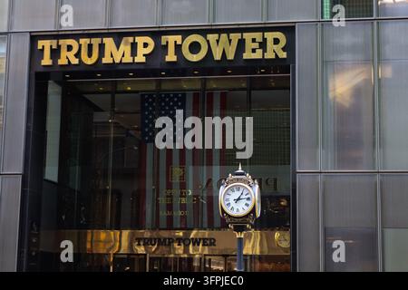Entrée du Trump Tower sur la Fifth Avenue à Manhattan, New York City, avec des lettres dorées, une horloge décorative et un drapeau américain visible à l'intérieur. Banque D'Images