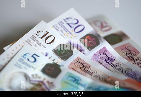 Photo d’archive datée du 20/08/24 montrant une vue de billets de 5, 10, 20 et 50 livres émises par la Banque d’Angleterre, arborant un portrait du roi Charles III. Environ 45 000 épargnants du Lifetime Isa (Lisa) ont été frappés par des frais de retrait non autorisés plus d’une fois en 2024–25, selon les chiffres de HM Revenue and Customs (HMRC). Ce chiffre, arrondi au plus proche de 100, a été obtenu par l’application financière Plum suite à une demande d’accès à l’information (FOI). Date de mise en circulation : jeudi 8 octobre 2026. Banque D'Images