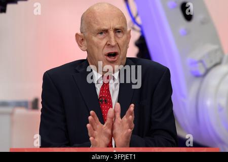 Photo d’archive datée du 26/07/09 du chancelier du Trésor John Healey qui devrait imposer une taxe de 2 % sur les ventes en ligne pour soutenir les commerces physiques des rues principales du Royaume-Uni, selon un groupe de réflexion influent. L’Institute for Public Policy Research (IPPR) a également insisté pour une taxe de 1 % sur les services de click and collect, dans son dernier rapport avant le budget de ce mois-ci. Date de parution : mercredi 7 octobre 2026. Banque D'Images