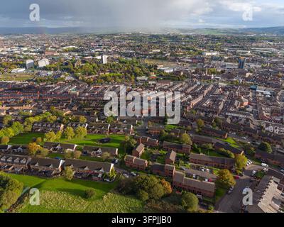 Photographie aérienne par drone capturant une vue panoramique étendue de Blackburn, Lancashire, prise par une journée automnale avec un éclairage mixte dramatique Banque D'Images