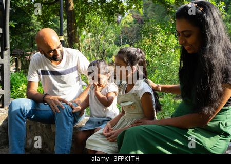 Liens familiaux heureux en plein air, les parents passent du temps de qualité avec les enfants dans le parc Banque D'Images