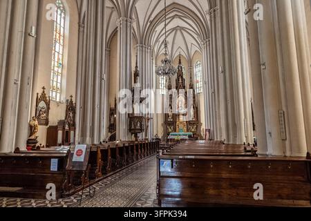 Intérieur, église catholique néo-gothique du Nom de Marie avec bancs & autel, Place de la Liberté, Trg Slobode, Novi Sad, Serbie Banque D'Images