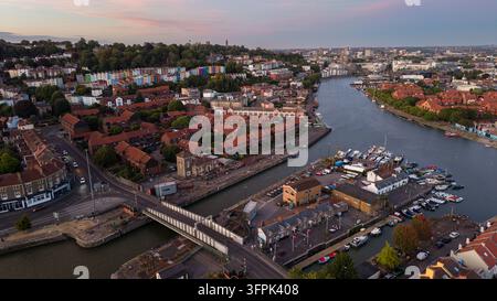 Panorama aérien du Bristol Floating Harbour depuis le Cumberland Basin vers Hotwells et les terrasses victoriennes colorées de Cliftonwood à la tombée de la nuit en été Banque D'Images